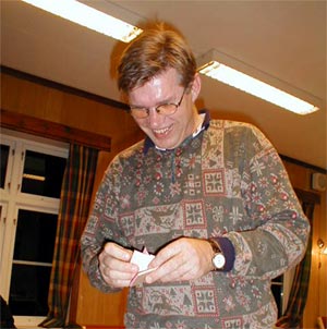 En sprudlende loddselger er det vanskelig  si nei til, det har Ingvar skjnt! ;-)