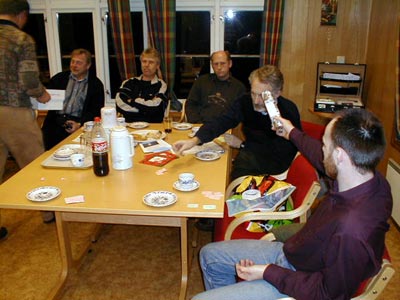 Under utloddningen, Svein Erik trekker lodd - mens Kristian holder gevinsten klar.